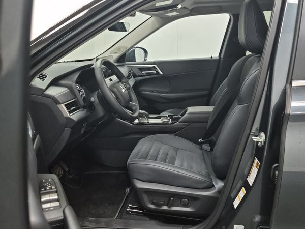 2025 Mitsubishi Outlander LE