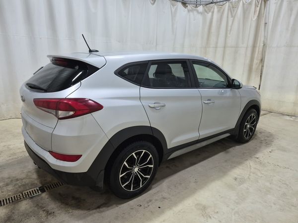 2017 Hyundai Tucson FWD 4DR 2.0L SE (no options)