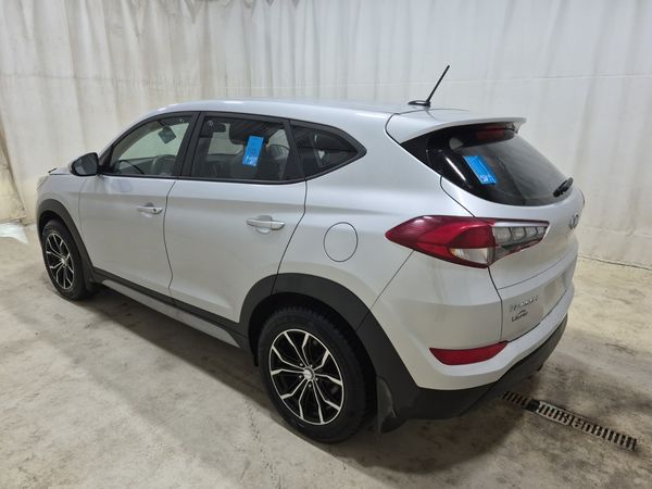 2017 Hyundai Tucson FWD 4DR 2.0L SE (no options)