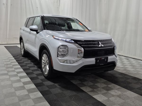 2024 Mitsubishi Outlander ES