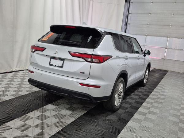 2024 Mitsubishi Outlander ES
