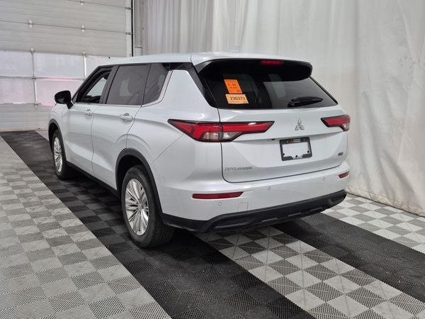 2024 Mitsubishi Outlander ES
