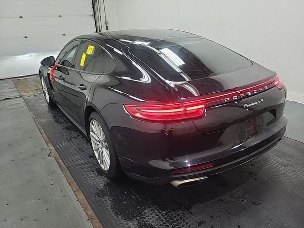 2018 Porsche Panamera 4 Base / 4