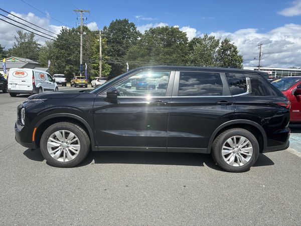 2025 Mitsubishi Outlander ES