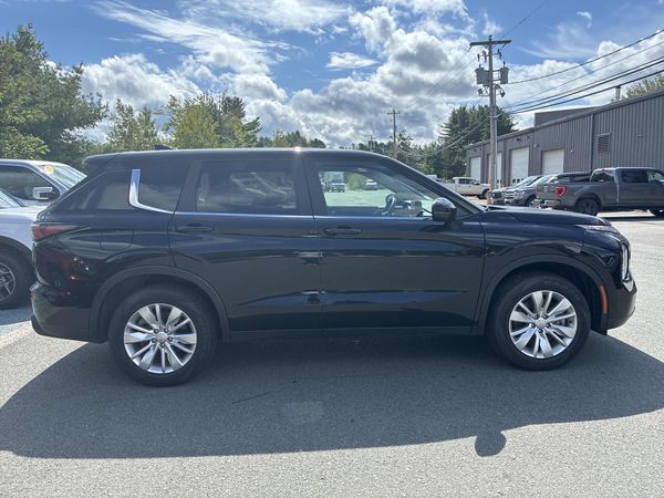 2025 Mitsubishi Outlander ES