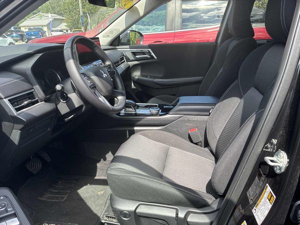 2025 Mitsubishi Outlander ES