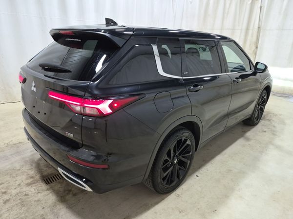 2023 Mitsubishi Outlander NOIR