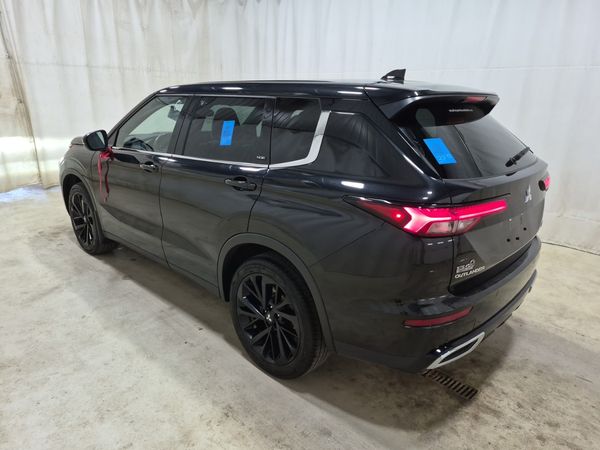 2023 Mitsubishi Outlander NOIR