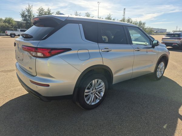 2024 Mitsubishi Outlander ES