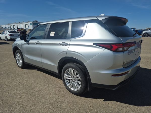 2024 Mitsubishi Outlander ES