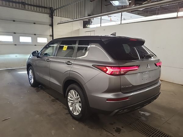 2022 Mitsubishi Outlander ES