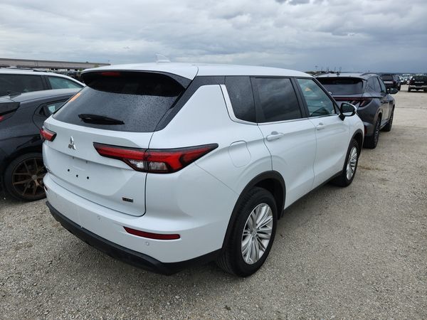 2024 Mitsubishi Outlander ES