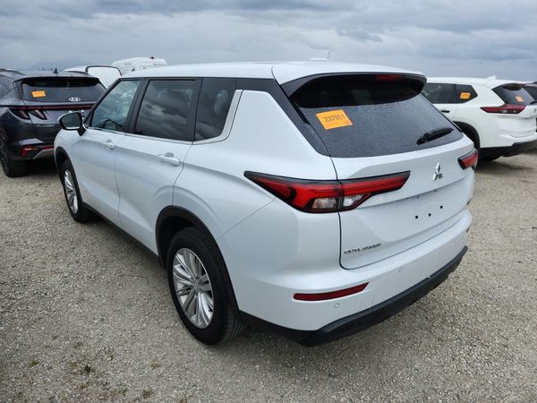 2024 Mitsubishi Outlander ES