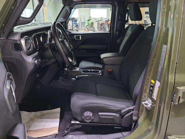 2021 Jeep Wrangler UNLIMITED SAHARA