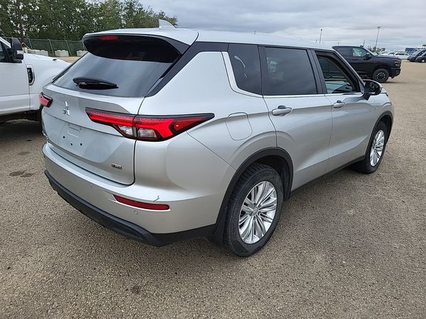 2024 Mitsubishi Outlander ES
