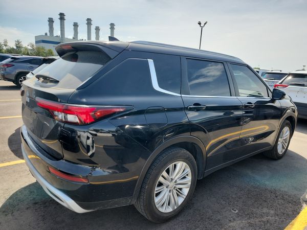 2022 Mitsubishi Outlander SE