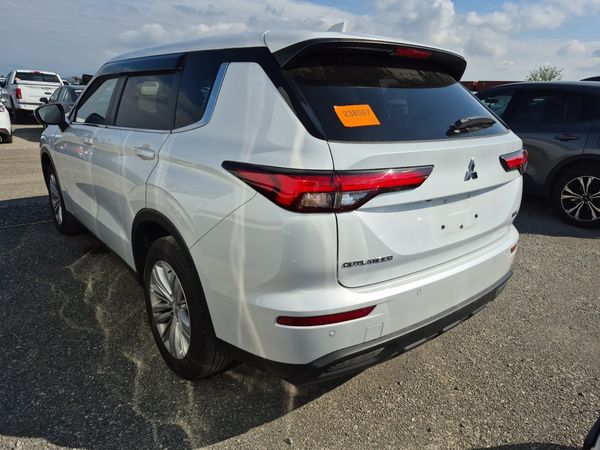 2024 Mitsubishi Outlander ES