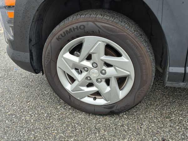 2024 Hyundai KONA ESSENTIAL SE