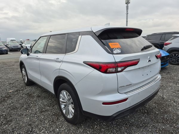 2024 Mitsubishi Outlander ES
