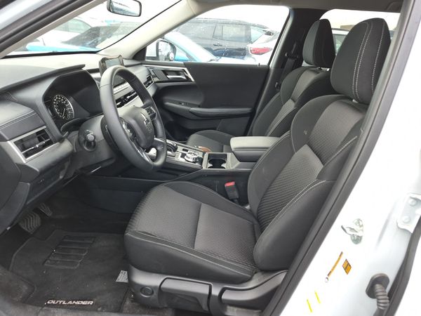 2024 Mitsubishi Outlander ES