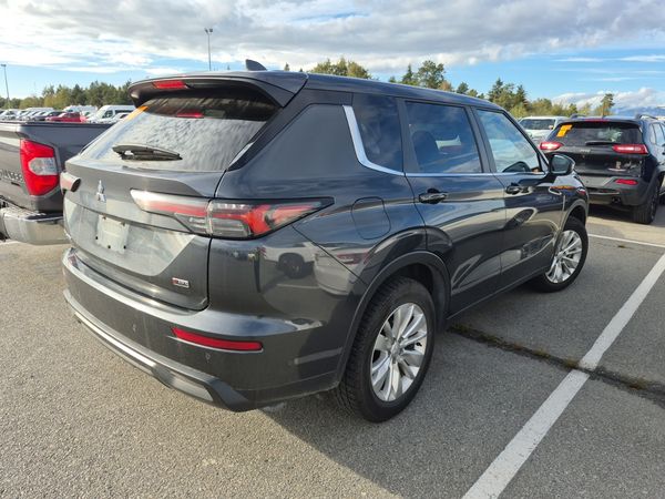 2025 Mitsubishi Outlander ES