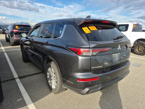 2025 Mitsubishi Outlander ES