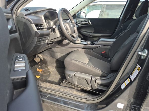 2025 Mitsubishi Outlander ES