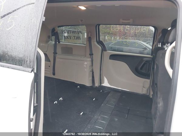 2016 DODGE GRAND CARAVAN SE/SXT — I8
