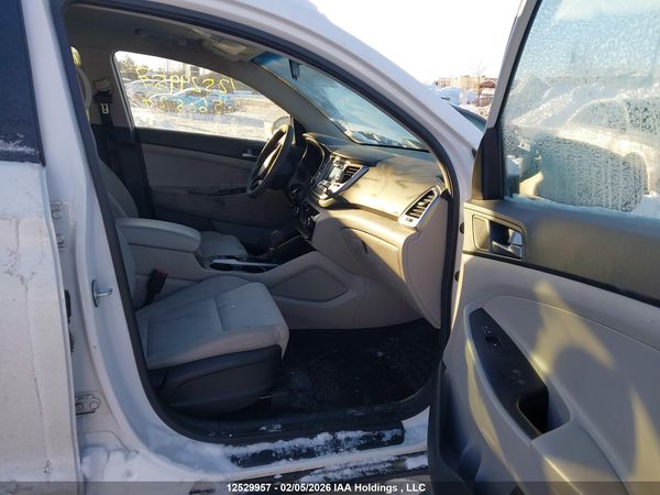 2017 HYUNDAI TUCSON SE (no options)