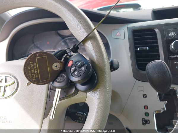 2013 TOYOTA SIENNA LE 8 PASSENGER