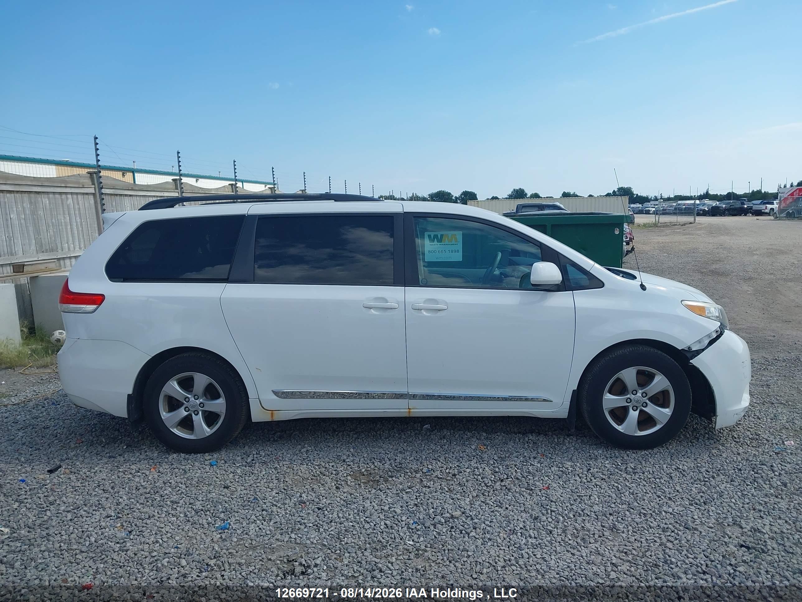 2013 TOYOTA SIENNA LE