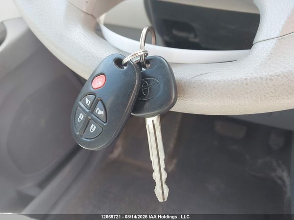 2013 TOYOTA SIENNA LE