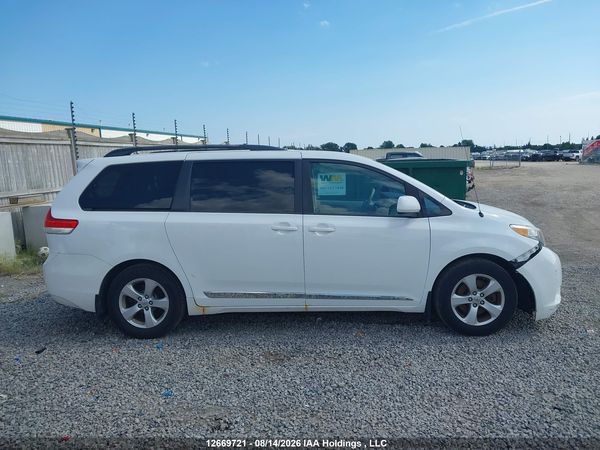 2013 TOYOTA SIENNA LE