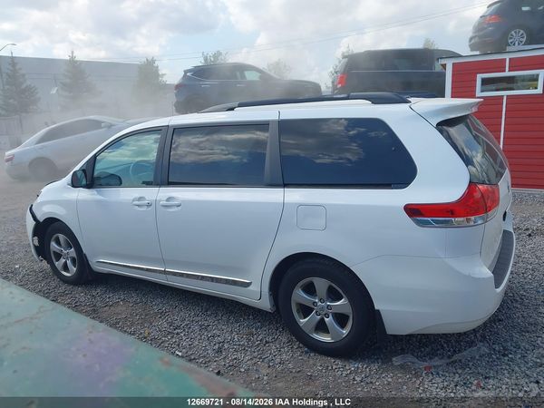 2013 TOYOTA SIENNA LE