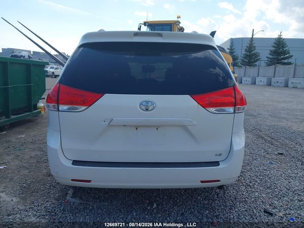 2013 TOYOTA SIENNA LE