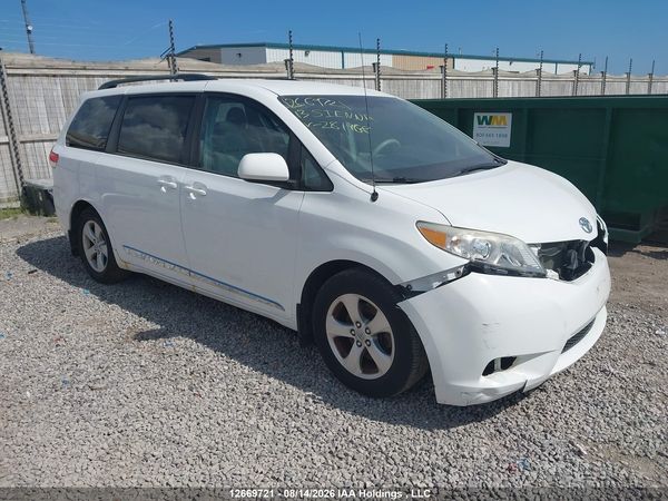 2013 TOYOTA SIENNA LE