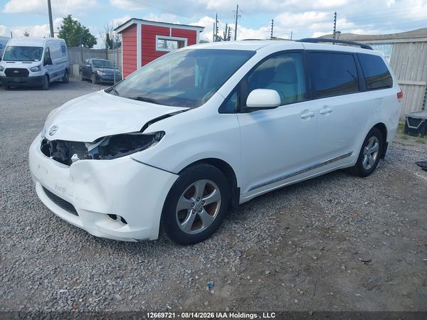 2013 TOYOTA SIENNA LE