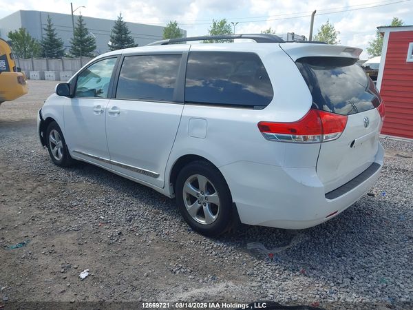 2013 TOYOTA SIENNA LE