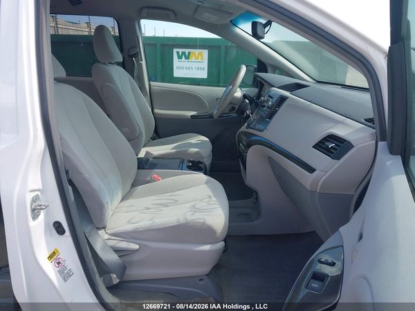 2013 TOYOTA SIENNA LE