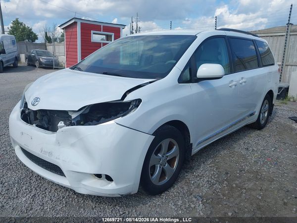 2013 TOYOTA SIENNA LE