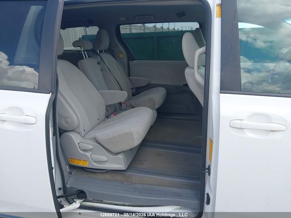 2013 TOYOTA SIENNA LE