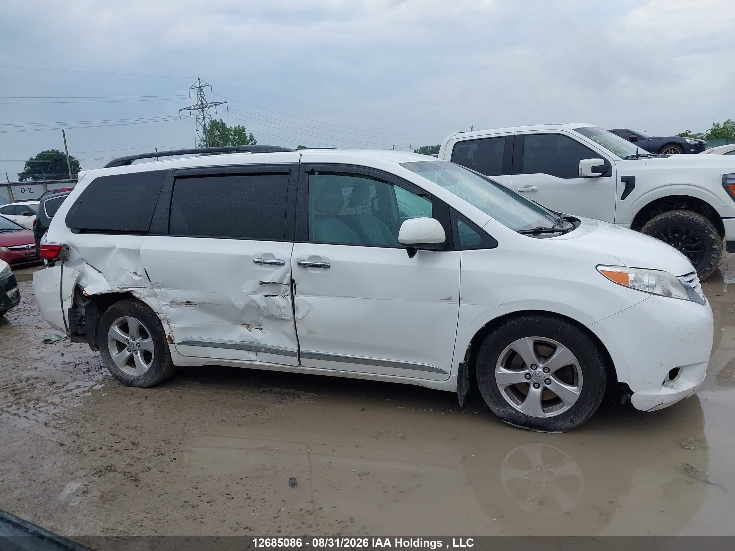 2017 TOYOTA SIENNA LE V6
