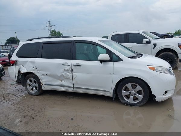 2017 TOYOTA SIENNA LE V6