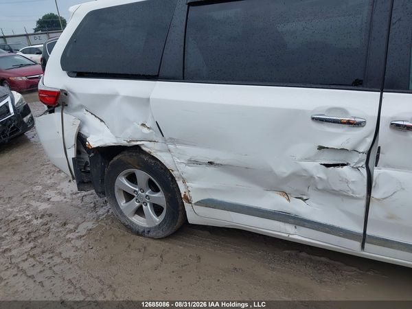 2017 TOYOTA SIENNA LE V6