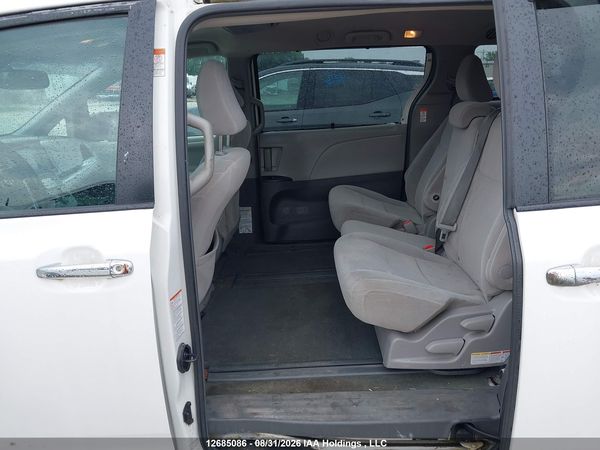 2017 TOYOTA SIENNA LE V6