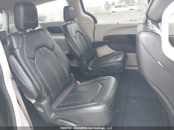 2023 CHRYSLER PACIFICA TOURING L — I8