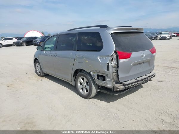 2012 TOYOTA SIENNA LE — I3