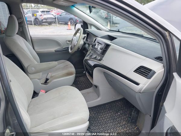 2014 TOYOTA SIENNA 7 PASSENGER — I5