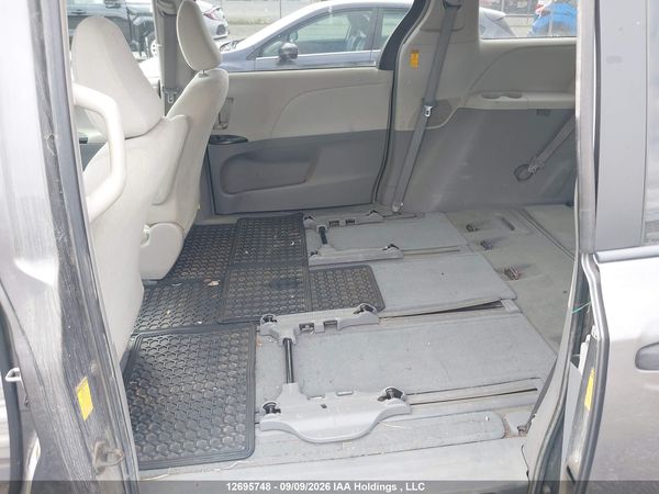 2014 TOYOTA SIENNA 7 PASSENGER — I8