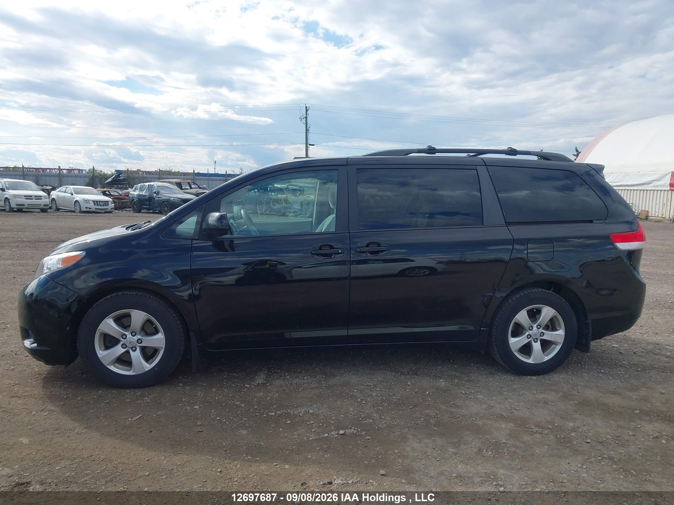 2014 TOYOTA SIENNA LE 8 PASSENGER
